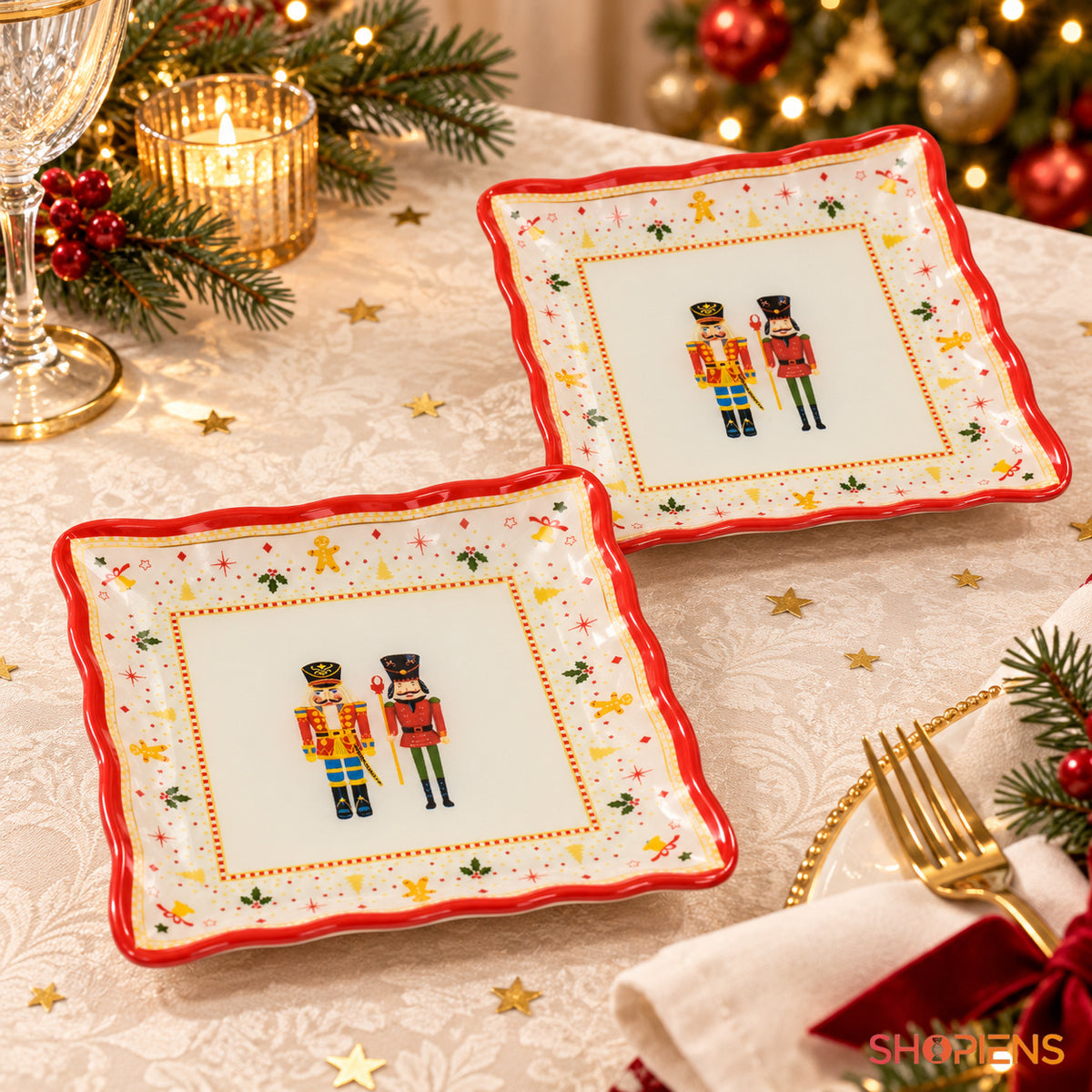 Set 2 farfurii din sticlă cu spărgători de nuci, 17 × 17 cm, pe masa festivă de Crăciun, decor neinclus | Shopiens®