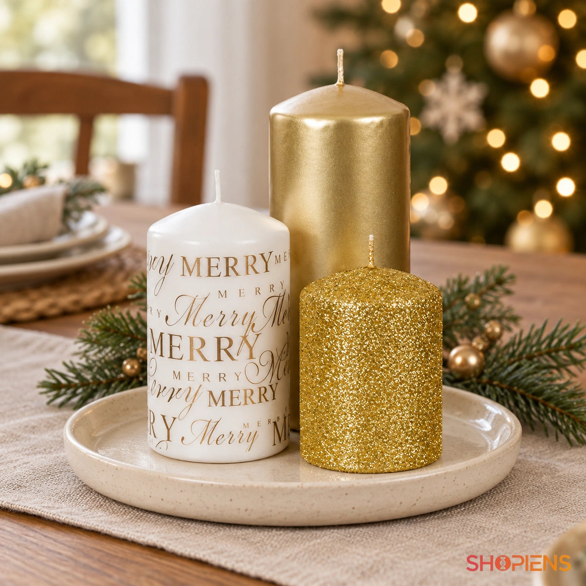 Set de 3 lumânări albe și aurii pentru Crăciun, pe masa de Crăciun în lumină naturală | Shopiens®