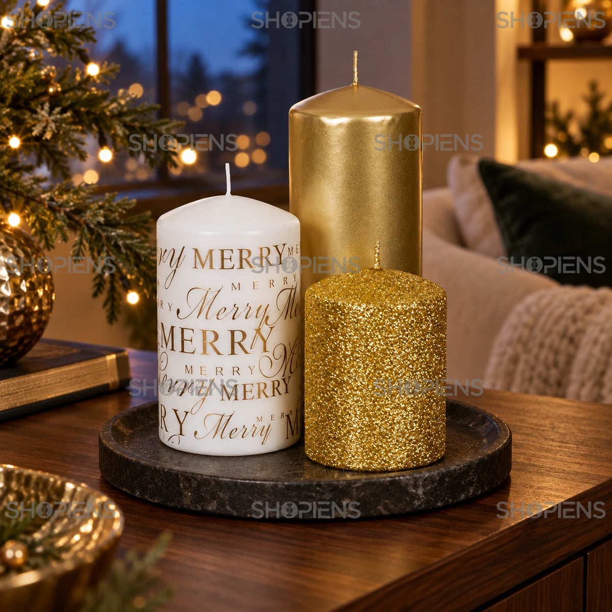 Set de 3 lumânări albe și aurii pentru Crăciun, pe o consolă lângă fereastră în decor festiv | Shopiens®
