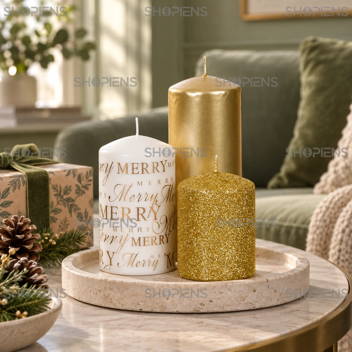 Set de 3 lumânări albe și aurii pentru Crăciun, pe o măsuță în living decorat de sărbători | Shopiens®
