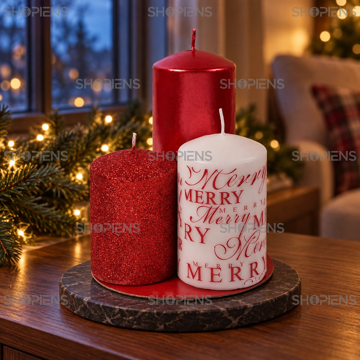 Set de 3 lumânări roșii și albă cu glitter, pe o consolă lângă fereastră în decor festiv | Shopiens®