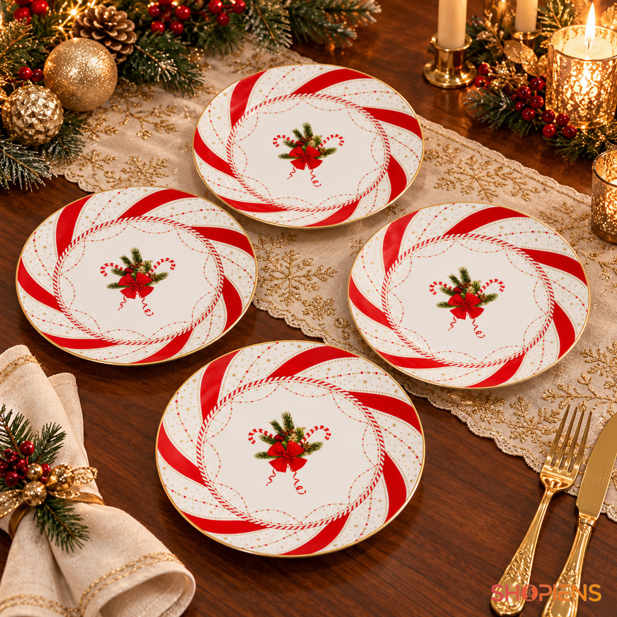 Set 4 farfurii de desert din porțelan cu acadele și bordură roșie, Ø19 cm, pe masa festivă de Crăciun, decor neinclus | Shopiens®