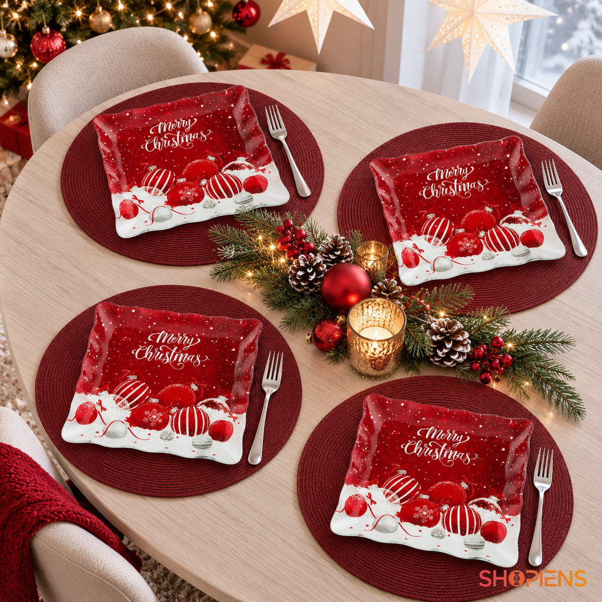 Set 4 farfurii de desert din sticlă cu globuri roșii, 17 × 17 cm, pe masa festivă de Crăciun, decor neinclus | Shopiens®