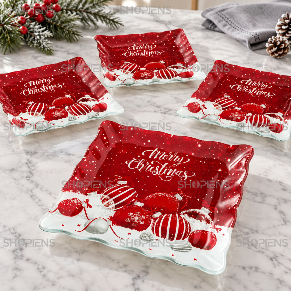 Set 4 farfurii de desert din sticlă cu globuri roșii, 17 × 17 cm, detaliu al imprimeului și marginii, decor neinclus | Shopiens®
