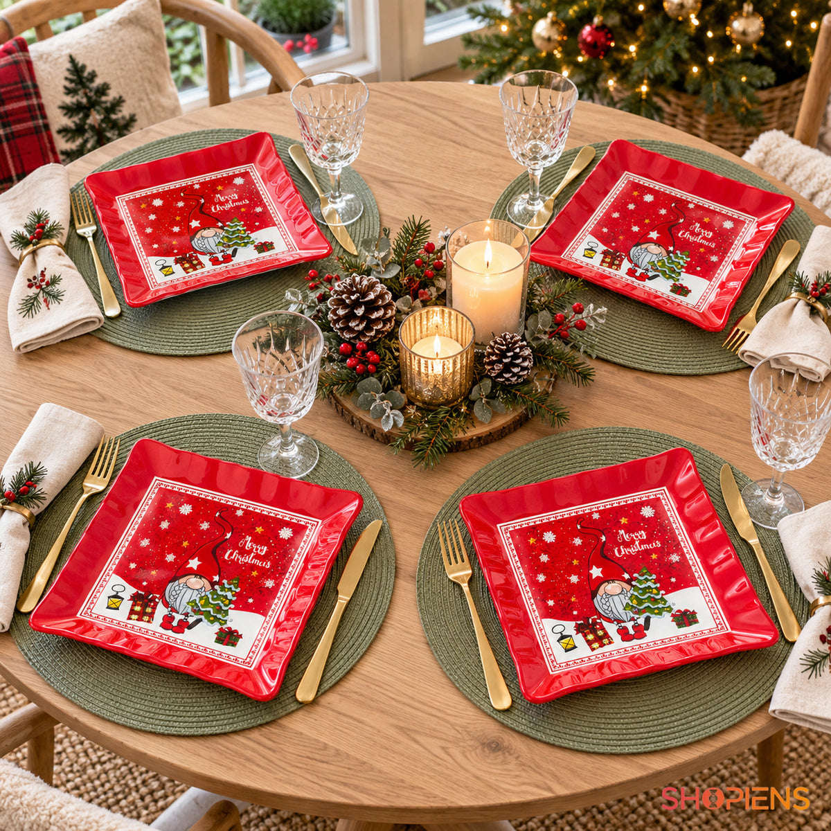 Set 4 farfurii de desert din sticlă cu gnom și brad, 17 × 17 cm, pe masa festivă de Crăciun, decor neinclus | Shopiens®