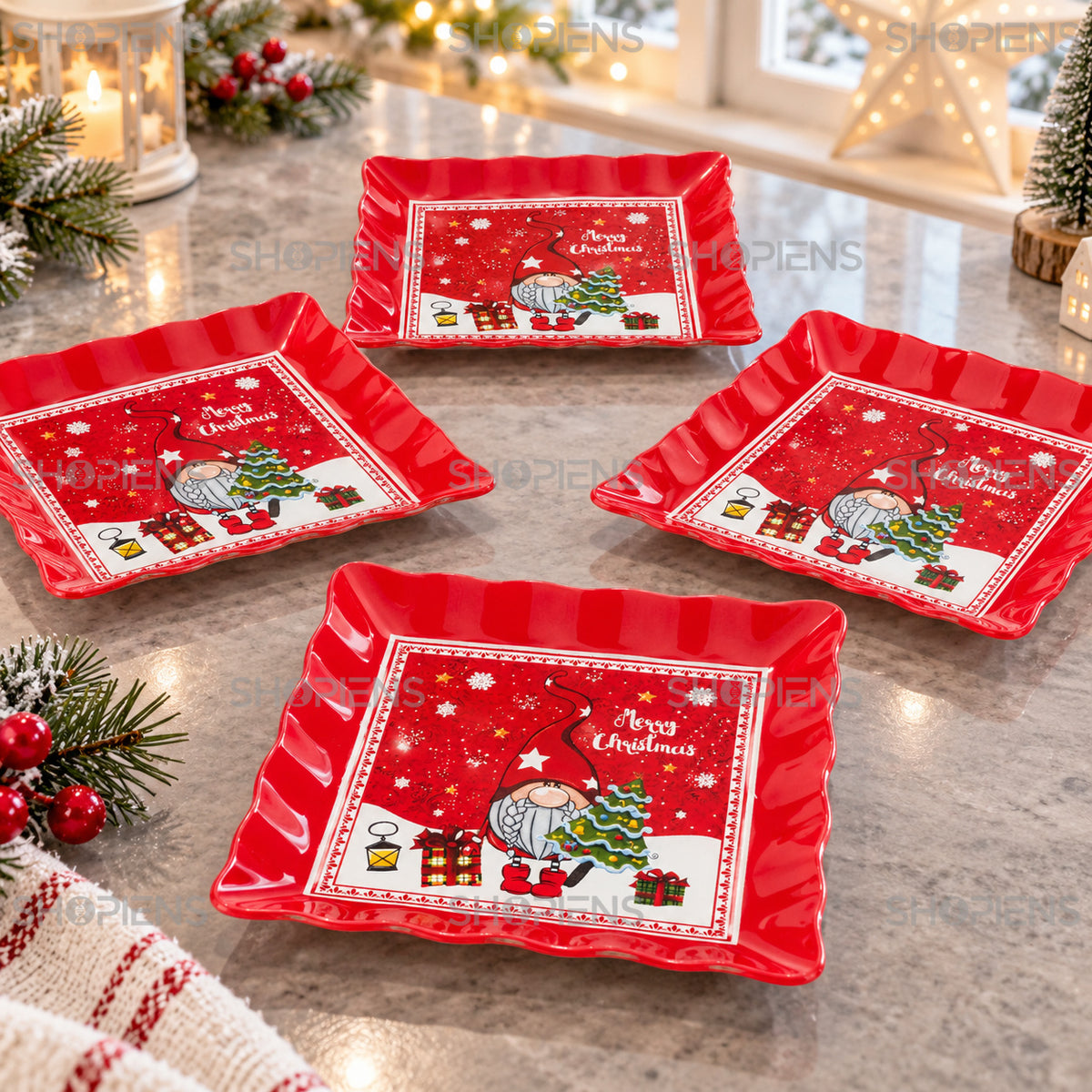 Set 4 farfurii de desert din sticlă cu gnom și brad, 17 × 17 cm, detaliu al imprimeului și marginii, decor neinclus | Shopiens®