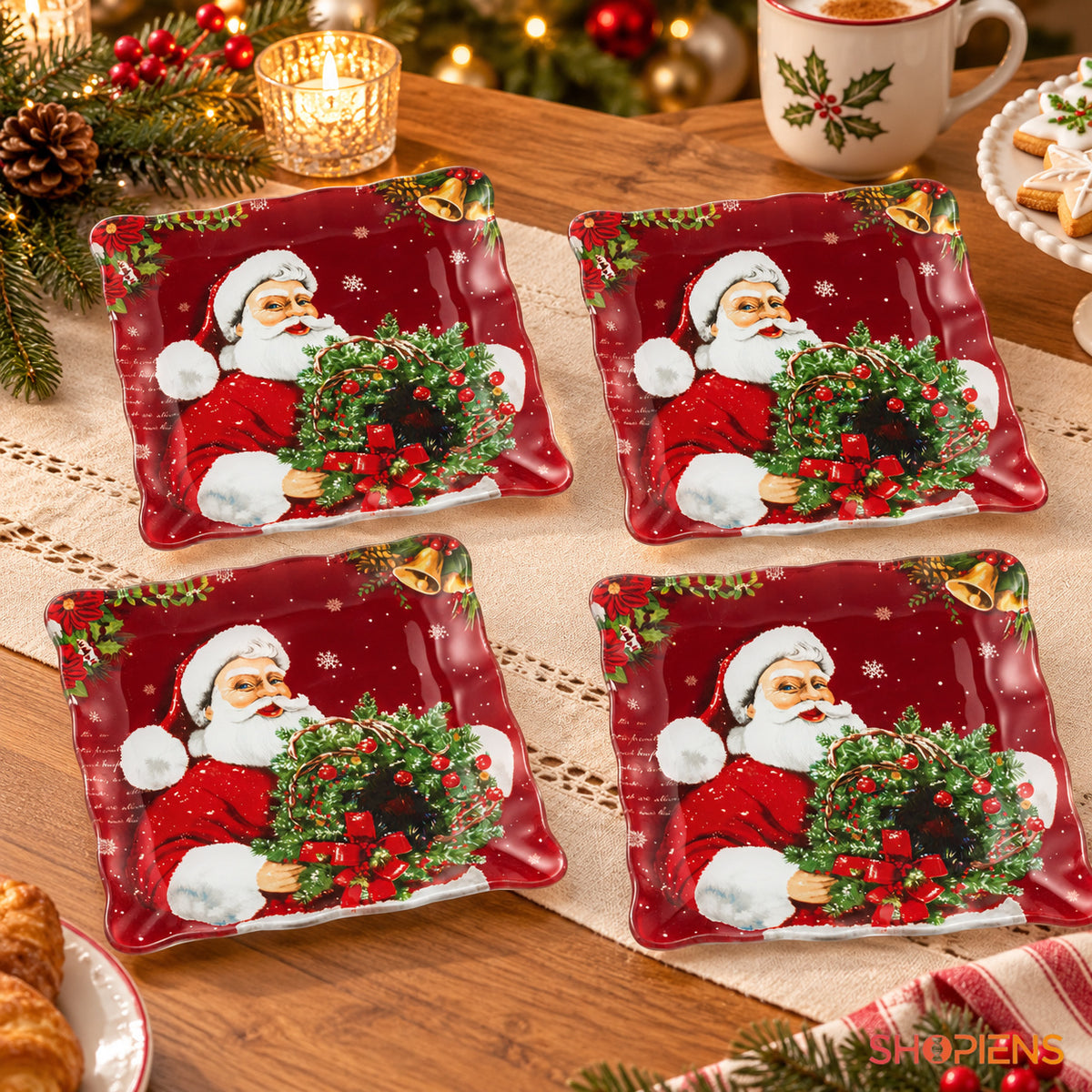 Set 4 farfurii din sticlă cu Moș Crăciun și coroniță, 17 × 17 cm, pe masa festivă de Crăciun, decor neinclus | Shopiens®