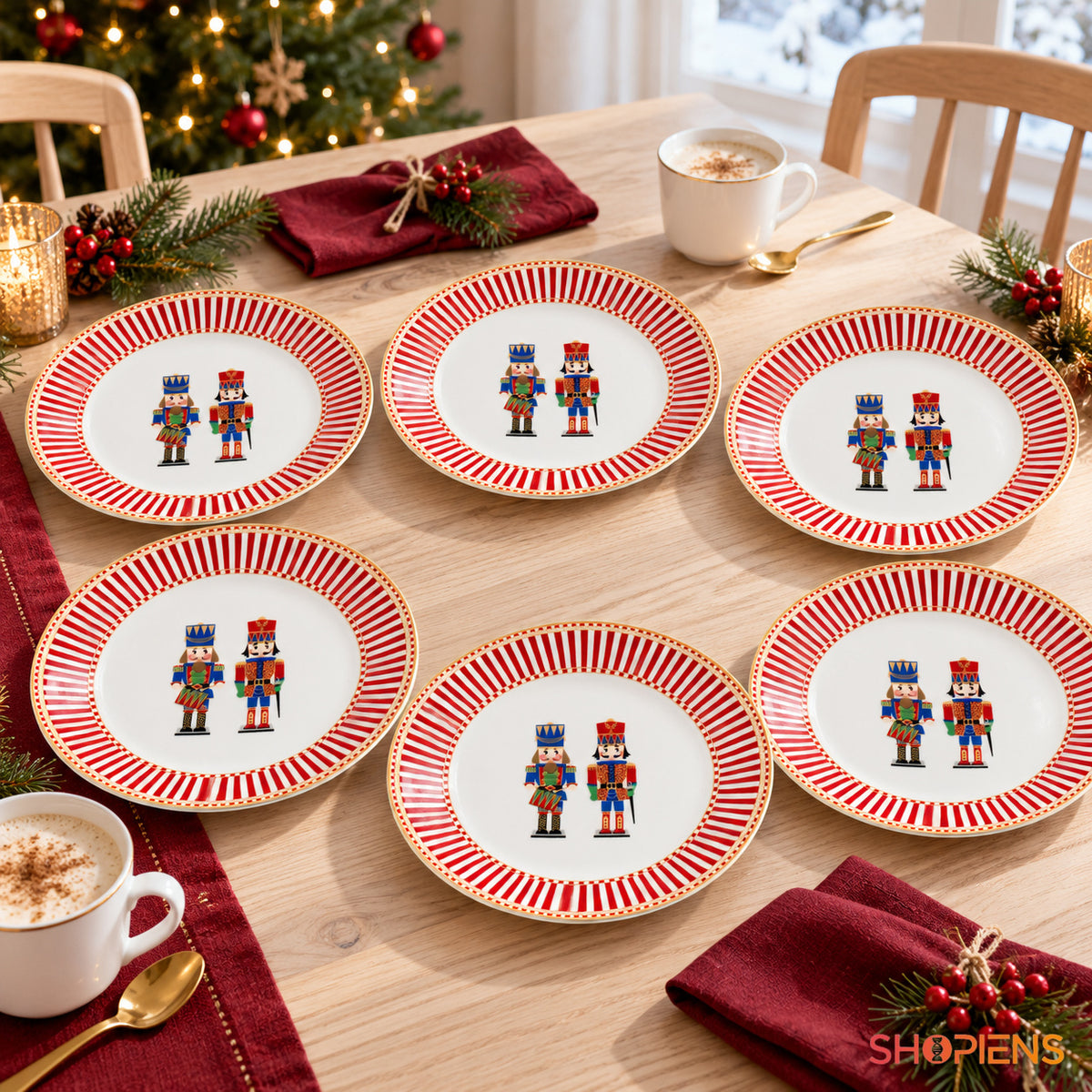Set 6 farfurii din porțelan cu soldați și bordură în dungi, Ø19 cm, pe masa festivă de Crăciun, decor neinclus | Shopiens®