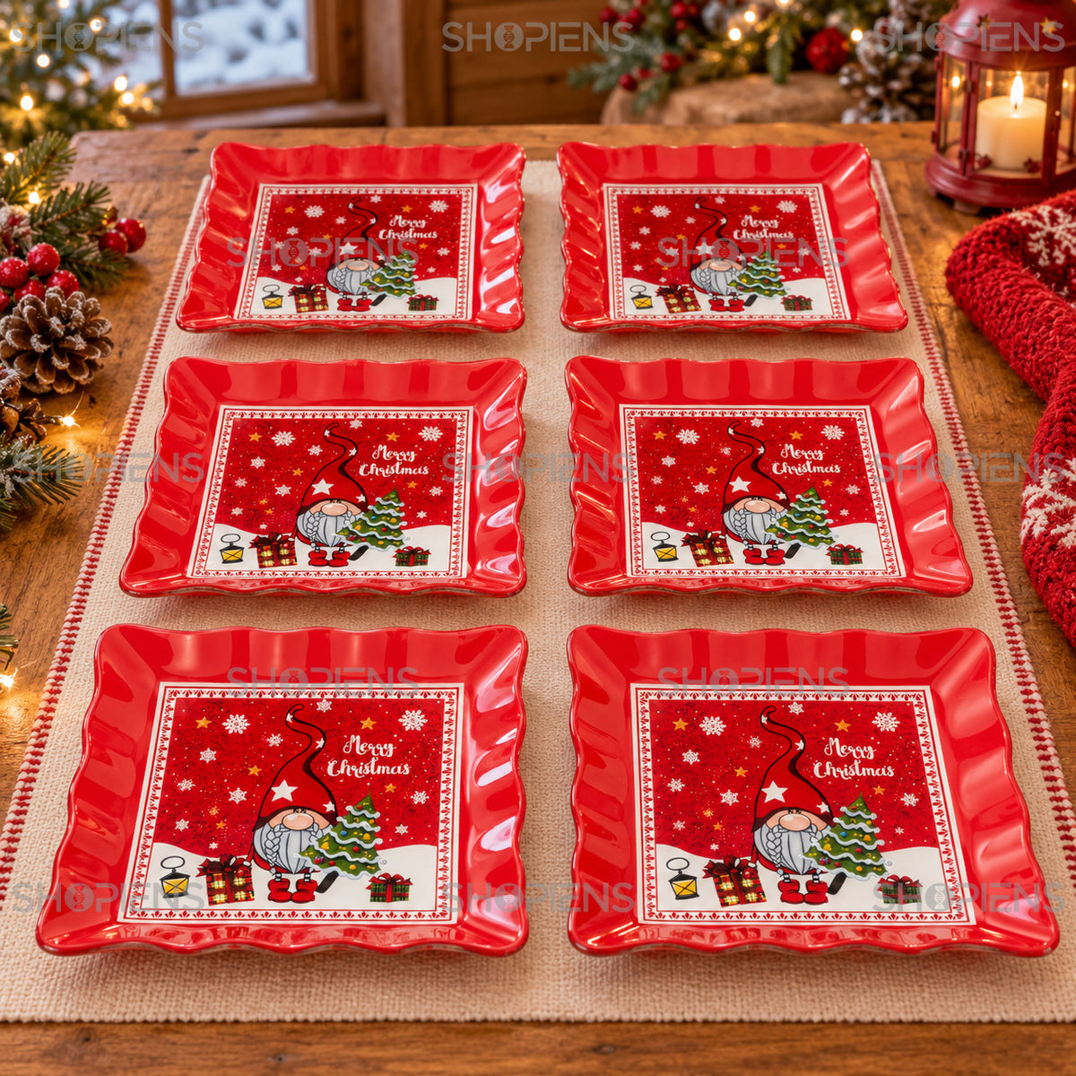 Set 6 farfurii de desert din sticlă cu gnom și brad, 17 × 17 cm, detaliu al imprimeului și marginii, decor neinclus | Shopiens®