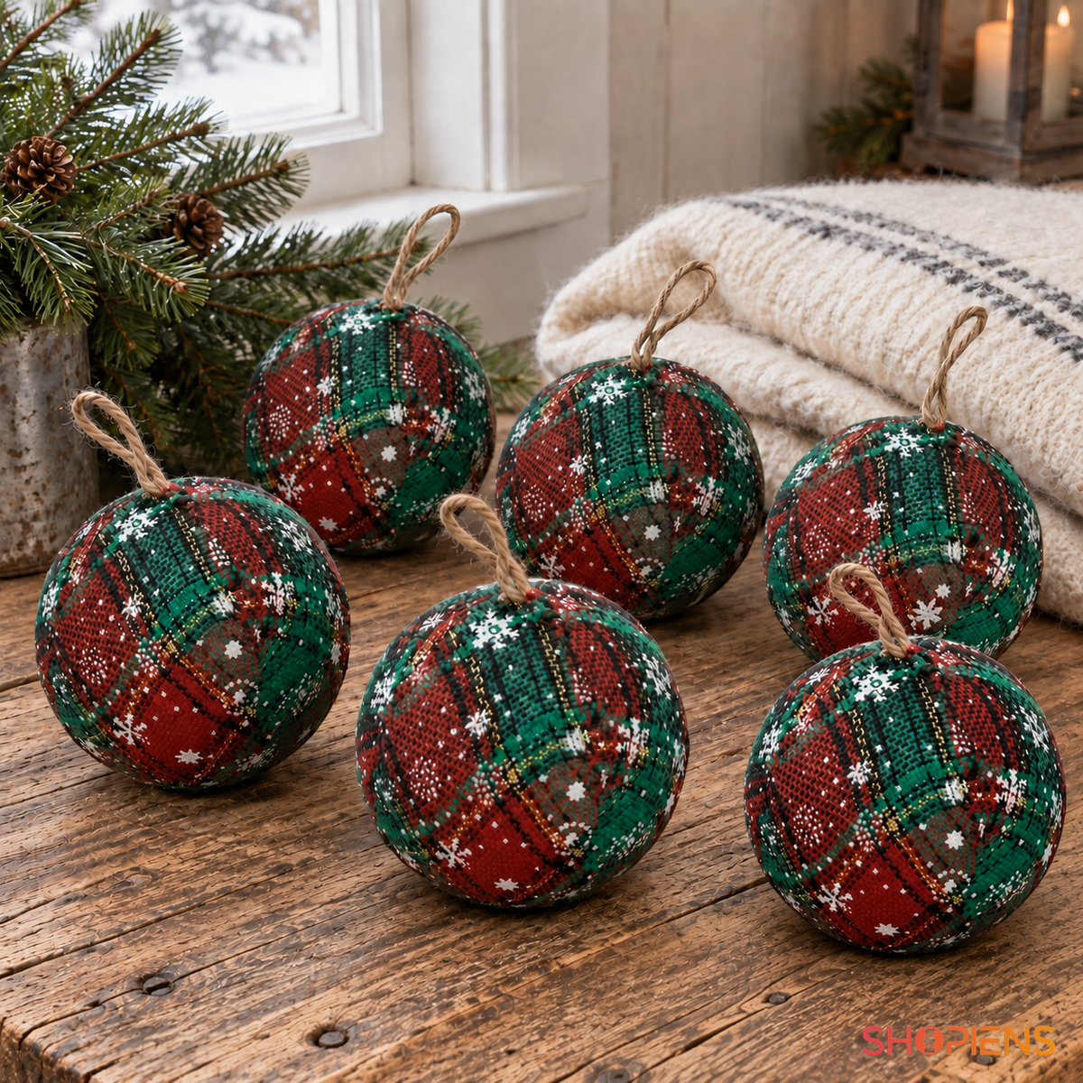 Set 6 Globuri Tartan Cu Fulgi Albi, 8 Cm - lifestyle principala - Shopiens