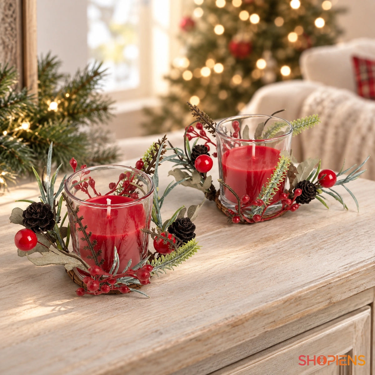 Set de două lumânări roșii cu coronițe decorative în decor de Crăciun pe o comodă din lemn | Shopiens®