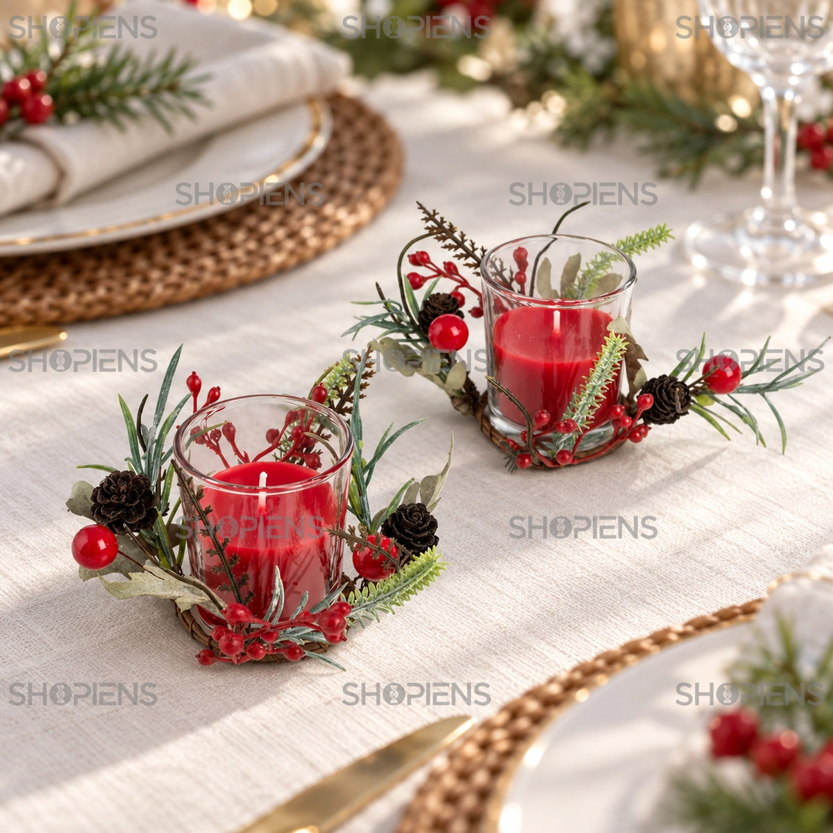 Set de două lumânări roșii cu coronițe decorative pe masa festivă de Crăciun | Shopiens®