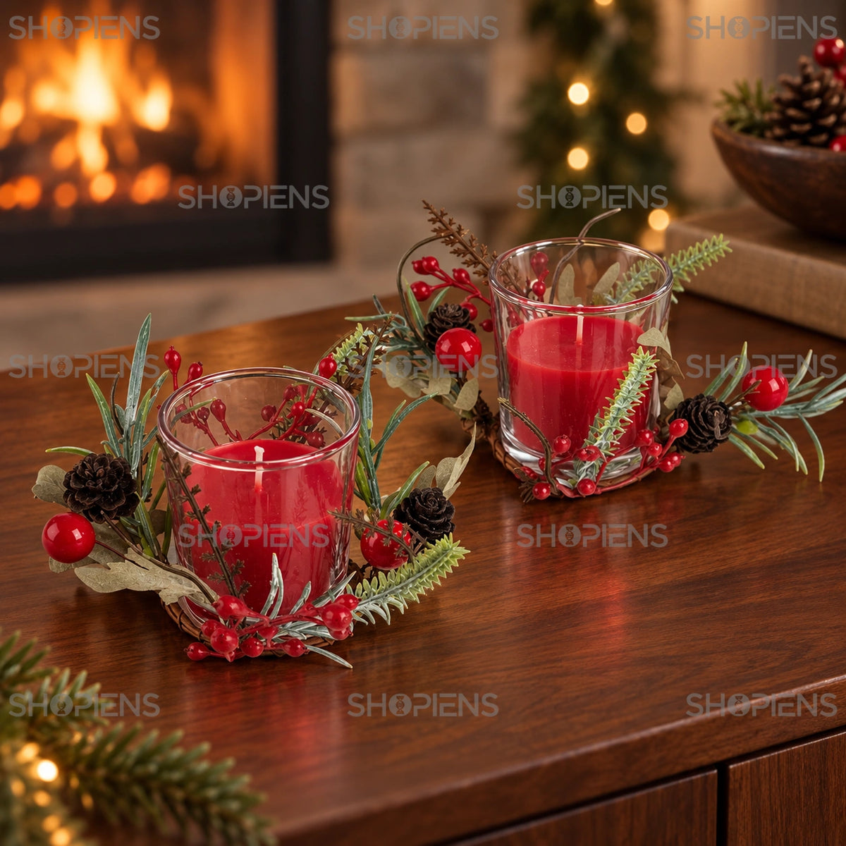 Set de două lumânări roșii cu coronițe decorative în decor cald lângă șemineu | Shopiens®