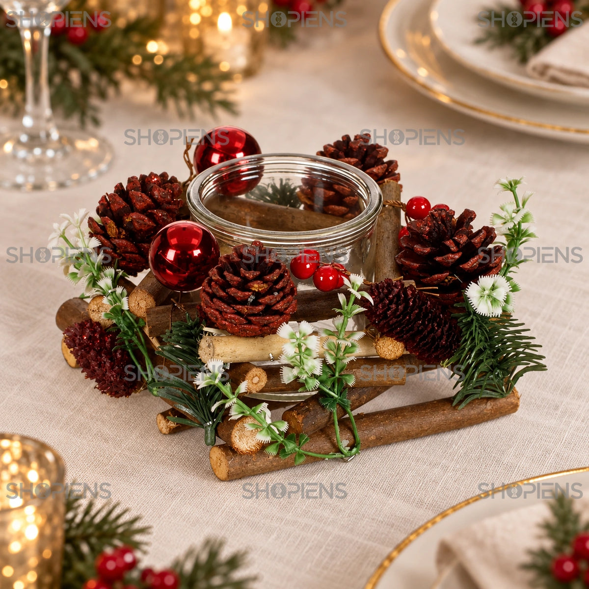 Sfeșnic rustic cu globuri roșii și conuri, 15 cm pe masa festivă de Crăciun | Shopiens®