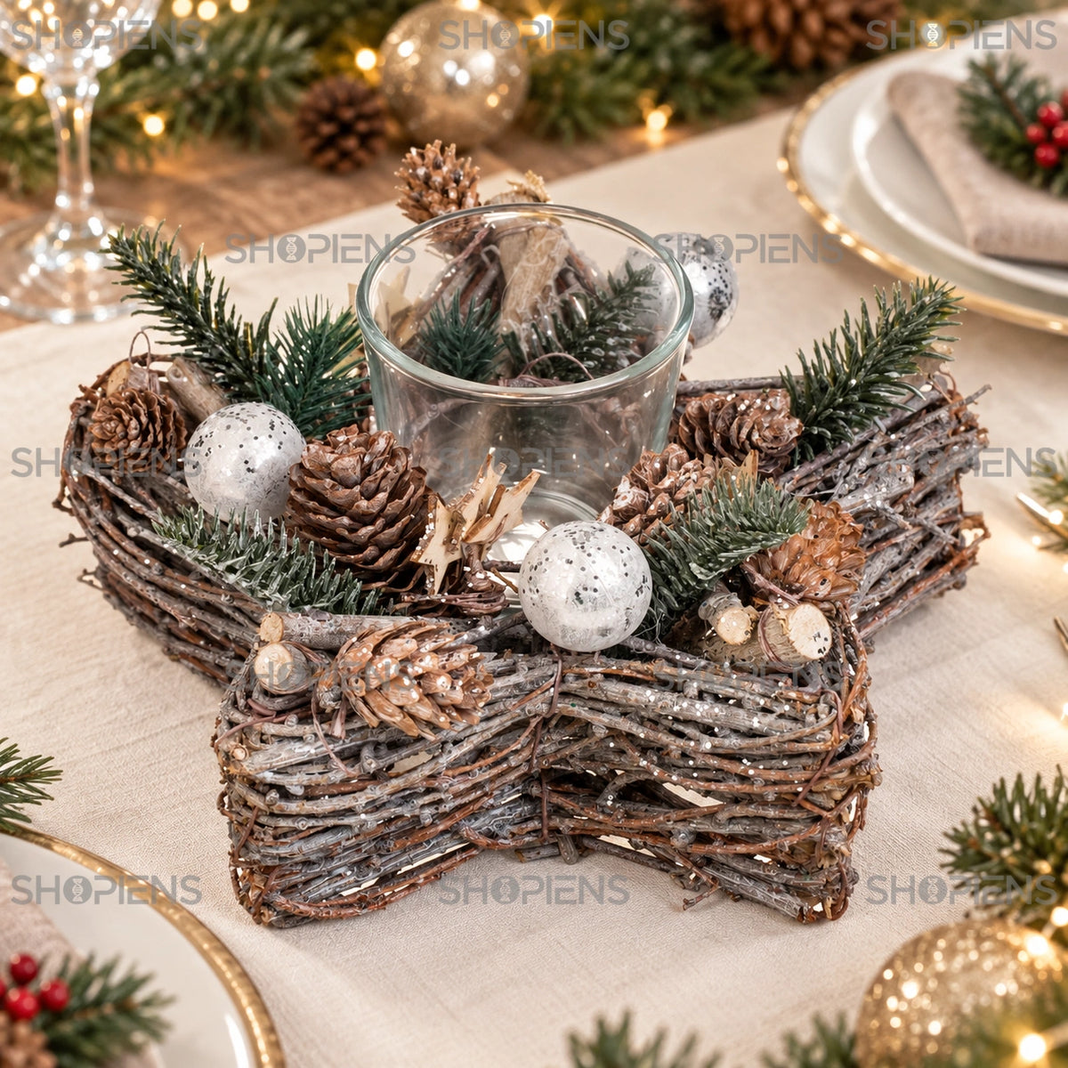 Sfeșnic în formă de stea cu globuri argintii, 22 cm pe masa festivă de Crăciun | Shopiens®