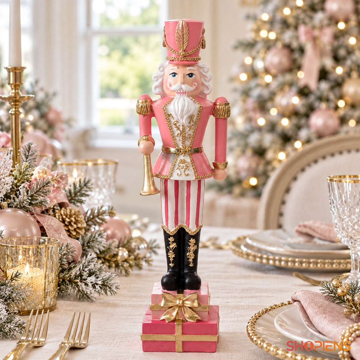 Soldat cu uniformă roz și bază cadouri, 27 cm pe o masă festivă, în lumină naturală | Shopiens®