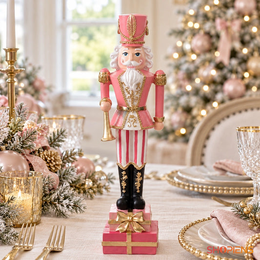 Soldat cu uniformă roz și bază cadouri, 27 cm pe o masă festivă, în lumină naturală | Shopiens®