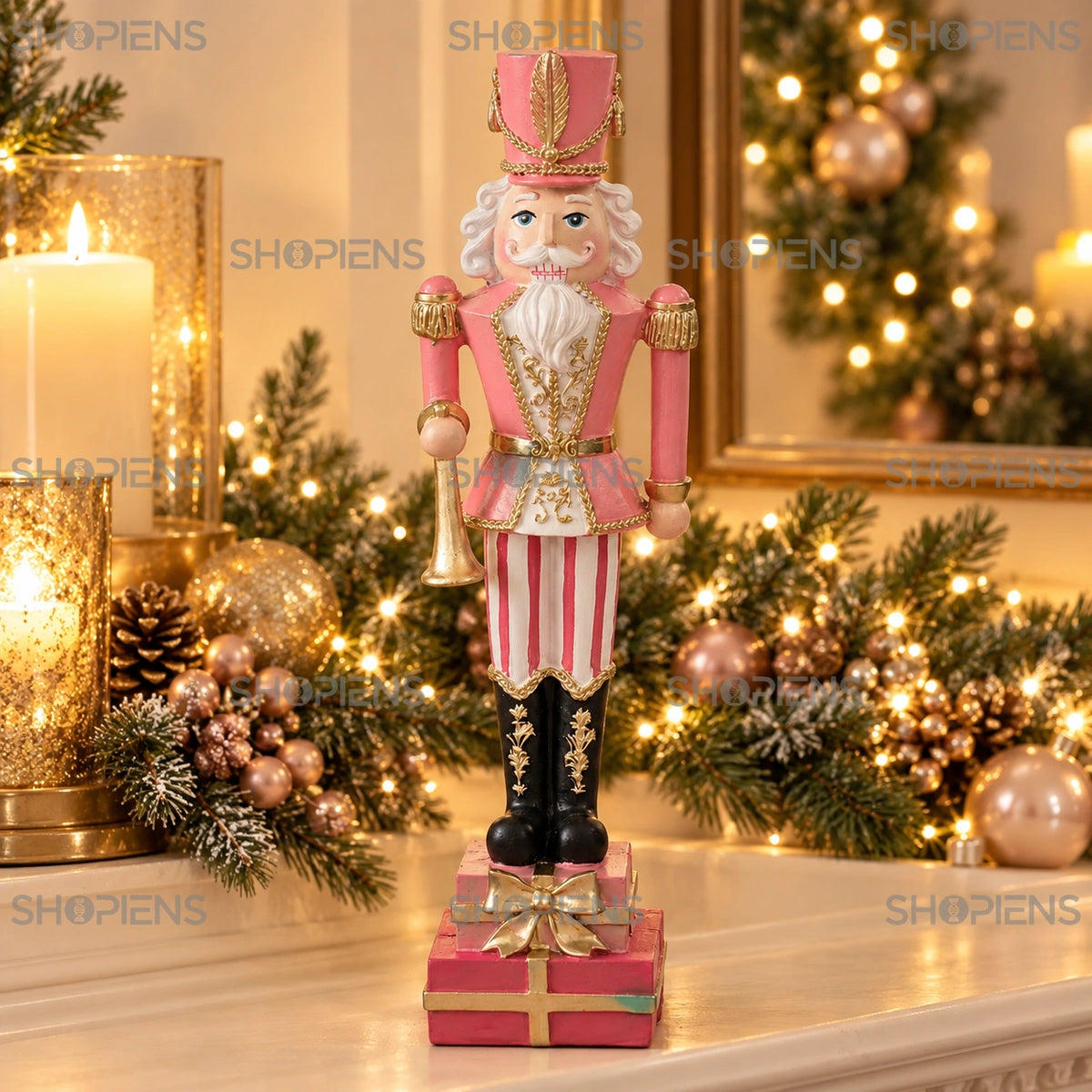 Soldat cu uniformă roz și bază cadouri, 27 cm într-un decor de seară cu lumini de Crăciun | Shopiens®