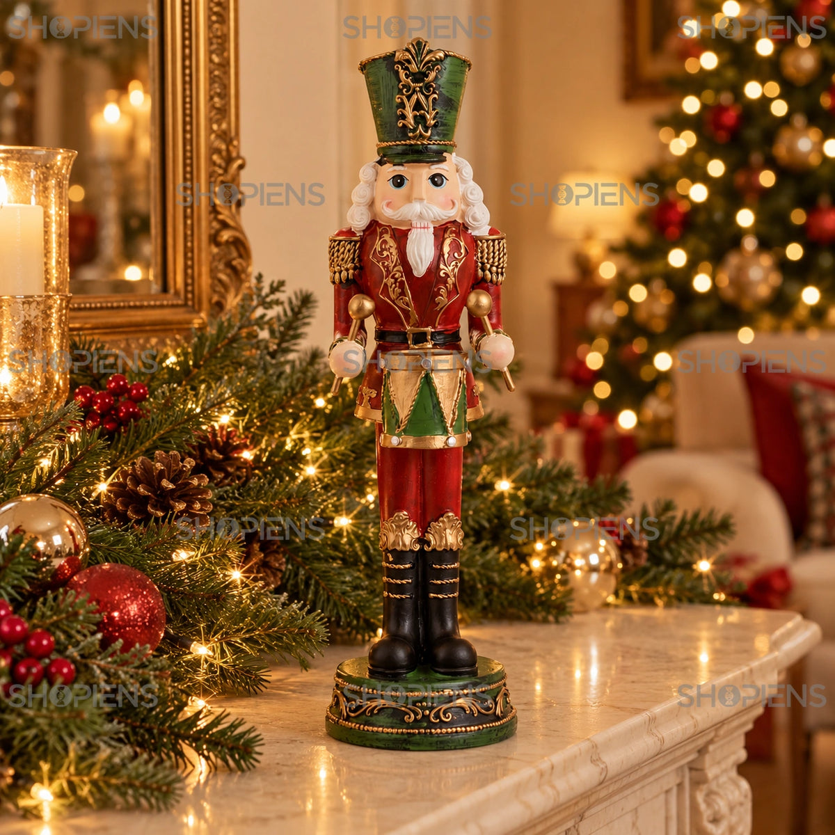 Soldat toboșar roșu cu pălărie verde, 34 cm pe șemineu, într-un decor de seară cu lumini de Crăciun | Shopiens®