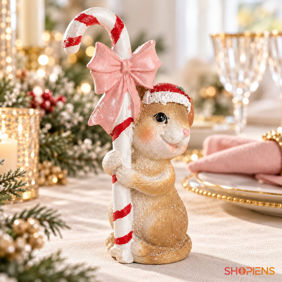 Șoricel decorativ cu acadea și fundă roz, 15 cm pe o masă festivă, în lumină naturală | Shopiens®