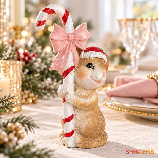 Șoricel decorativ cu acadea și fundă roz, 15 cm pe o masă festivă, în lumină naturală | Shopiens®