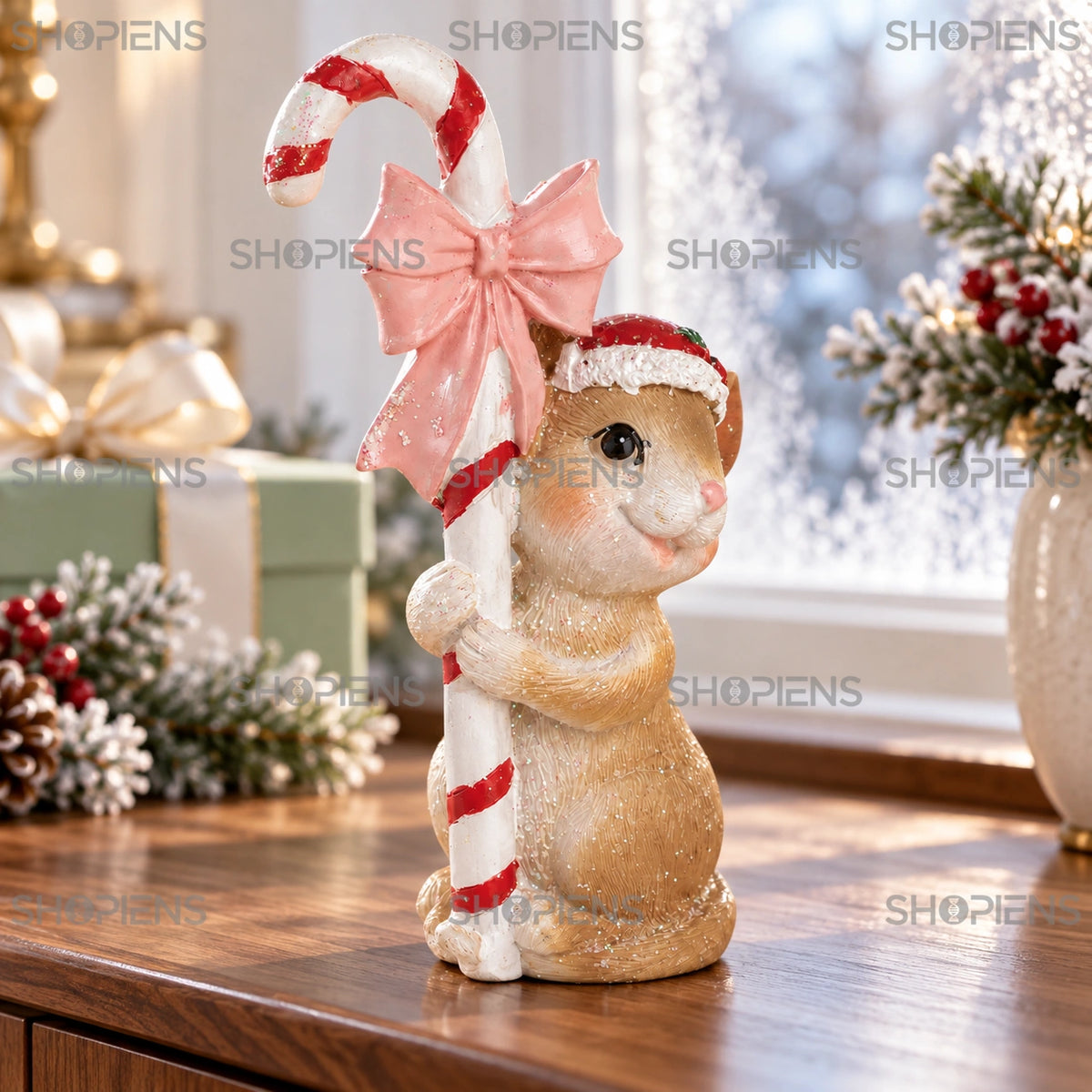 Șoricel decorativ cu acadea și fundă roz, 15 cm într-un aranjament de iarnă lângă fereastră | Shopiens®