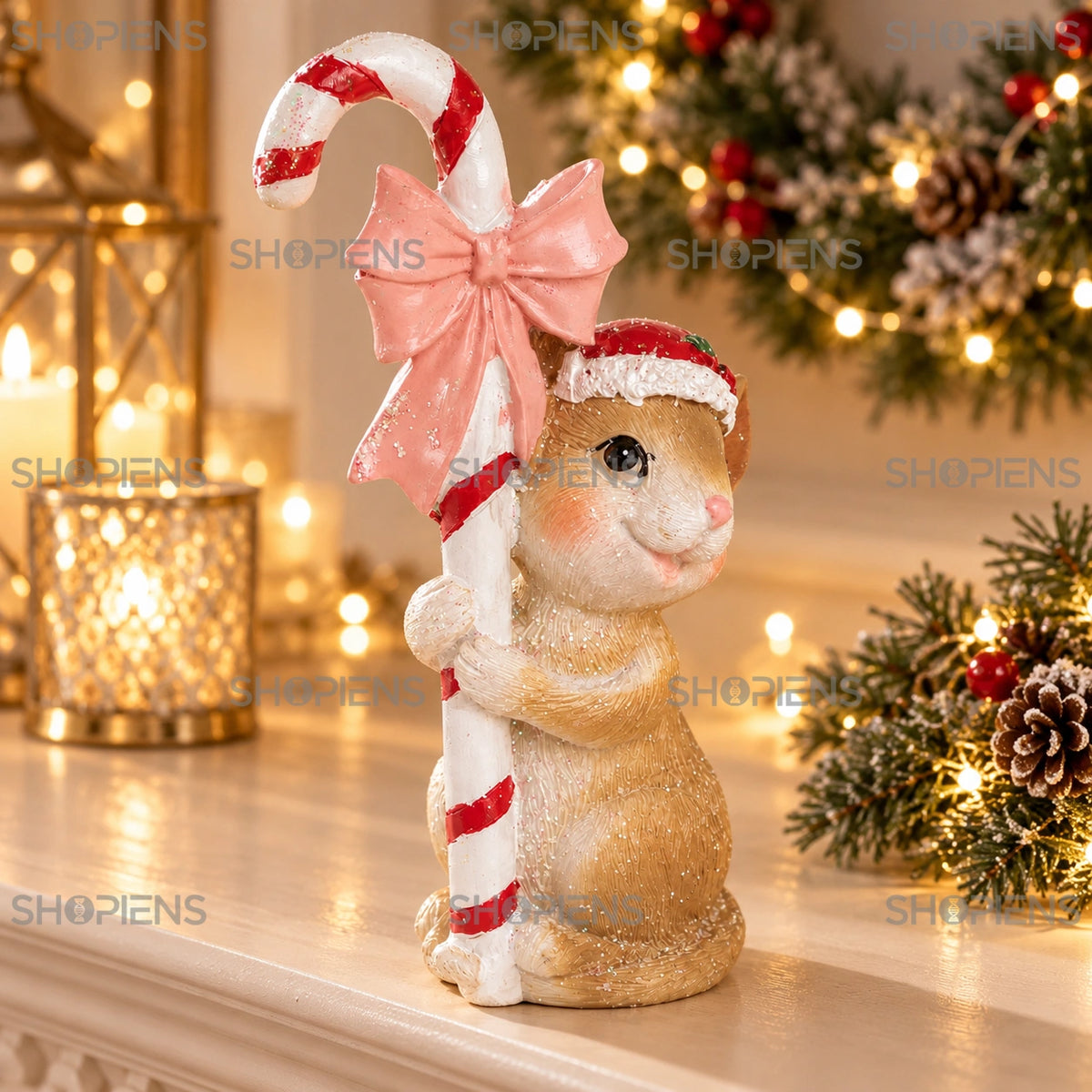 Șoricel decorativ cu acadea și fundă roz, 15 cm într-un decor de seară cu lumini de Crăciun | Shopiens®