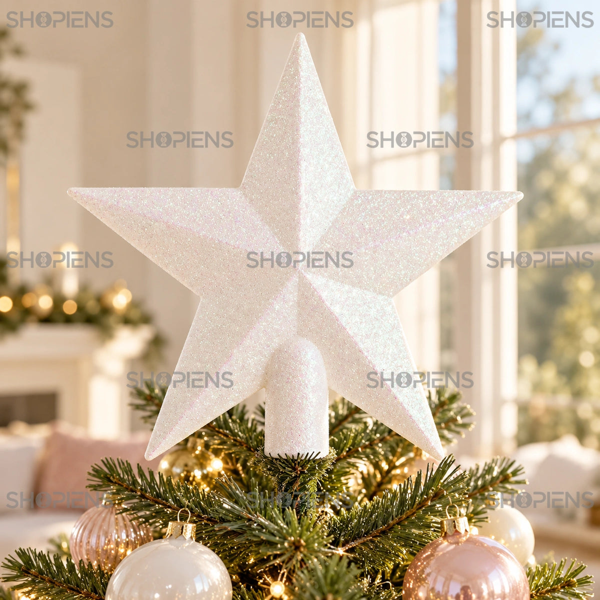 Stea albă 3D cu glitter pentru vârful bradului, 20 cm în vârful unui brad verde, într-un living luminos | Shopiens®