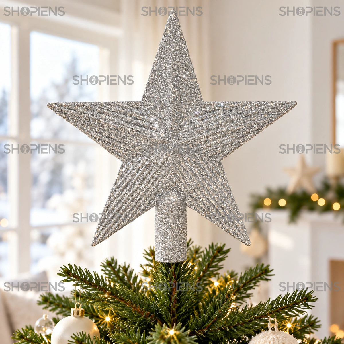 Stea argintie pentru vârful bradului, 22 cm în vârful unui brad verde, într-un living luminos | Shopiens®