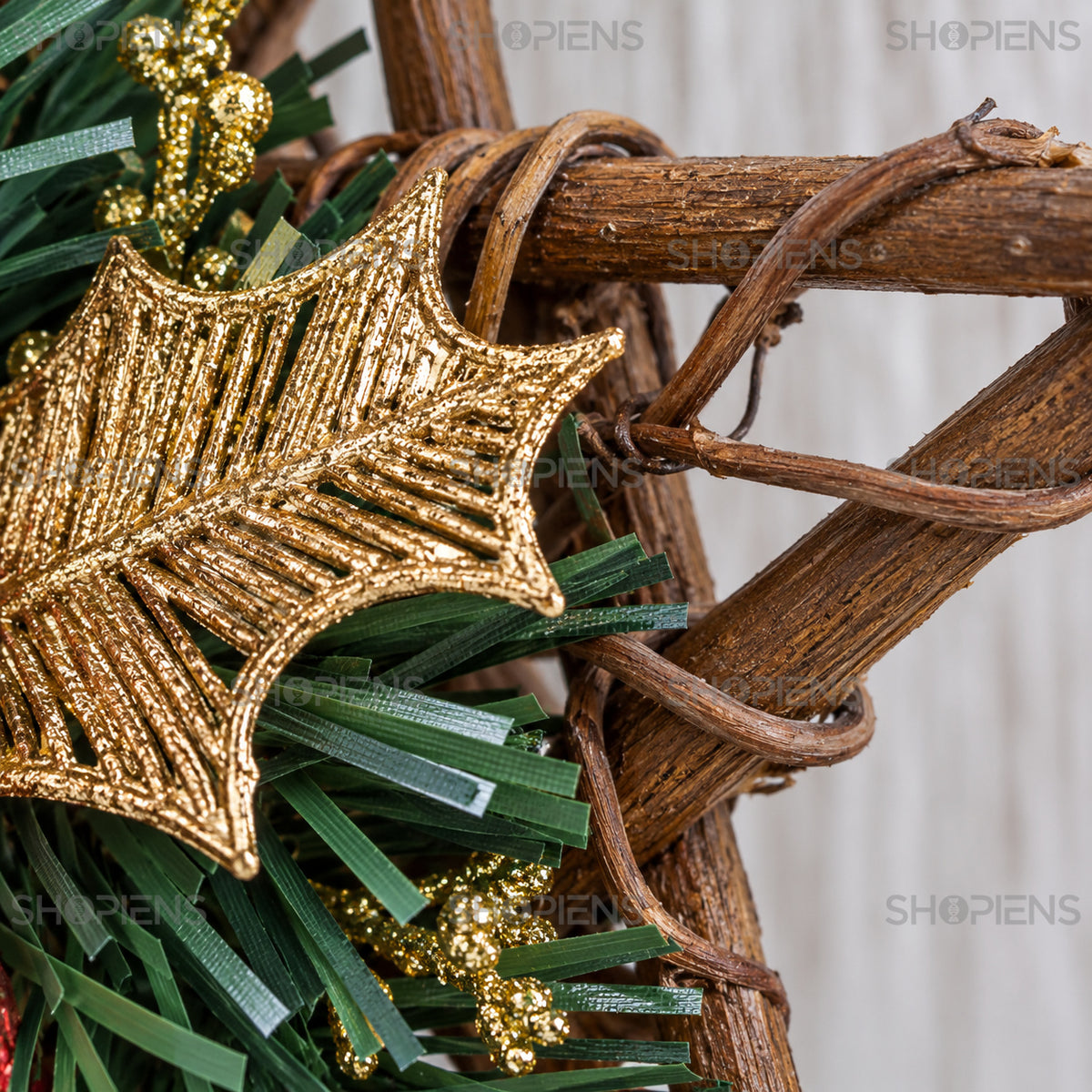 Stea decorativă cu globuri roșii și frunze aurii, 20 cm, detaliu al crenguțelor și volumului, decor neinclus | Shopiens®
