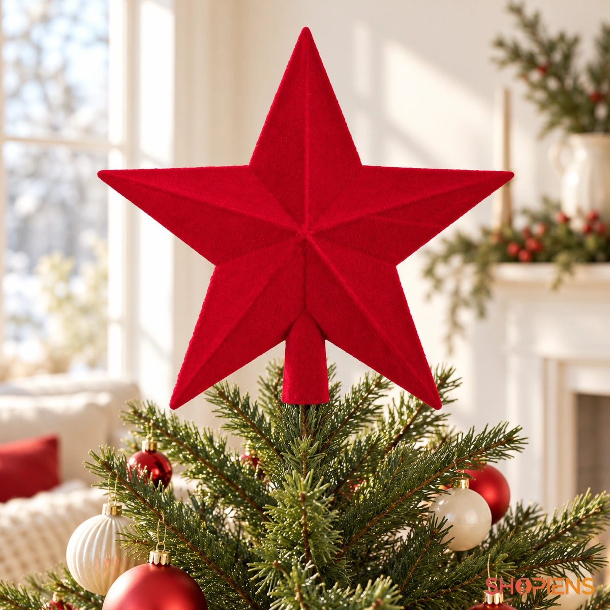 Stea roșie catifelată pentru vârful bradului, 23 cm în vârful unui brad verde, într-un living luminos | Shopiens®