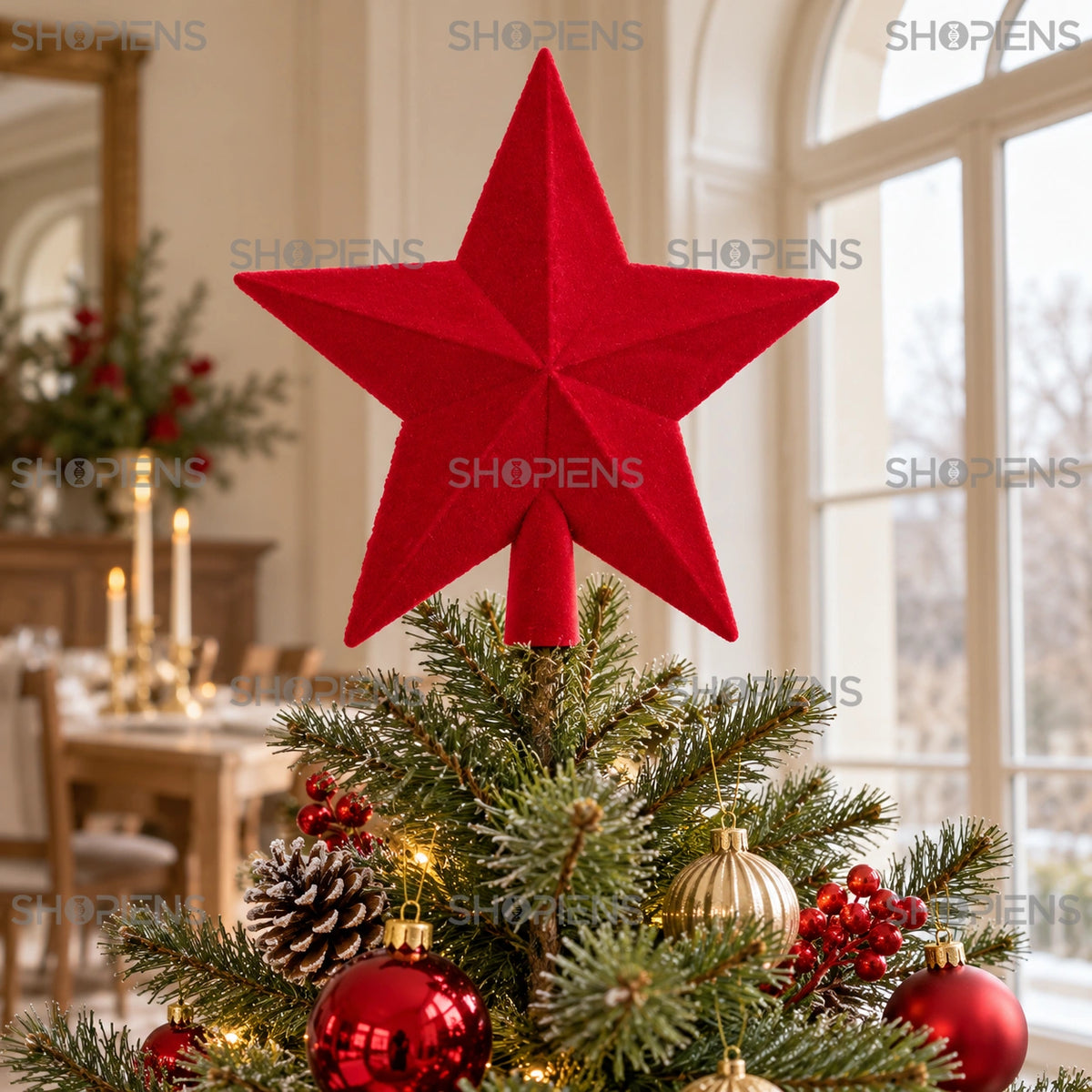 Stea roșie catifelată pentru vârful bradului, 23 cm în coroana bradului, lângă fereastră, în lumină de zi | Shopiens®