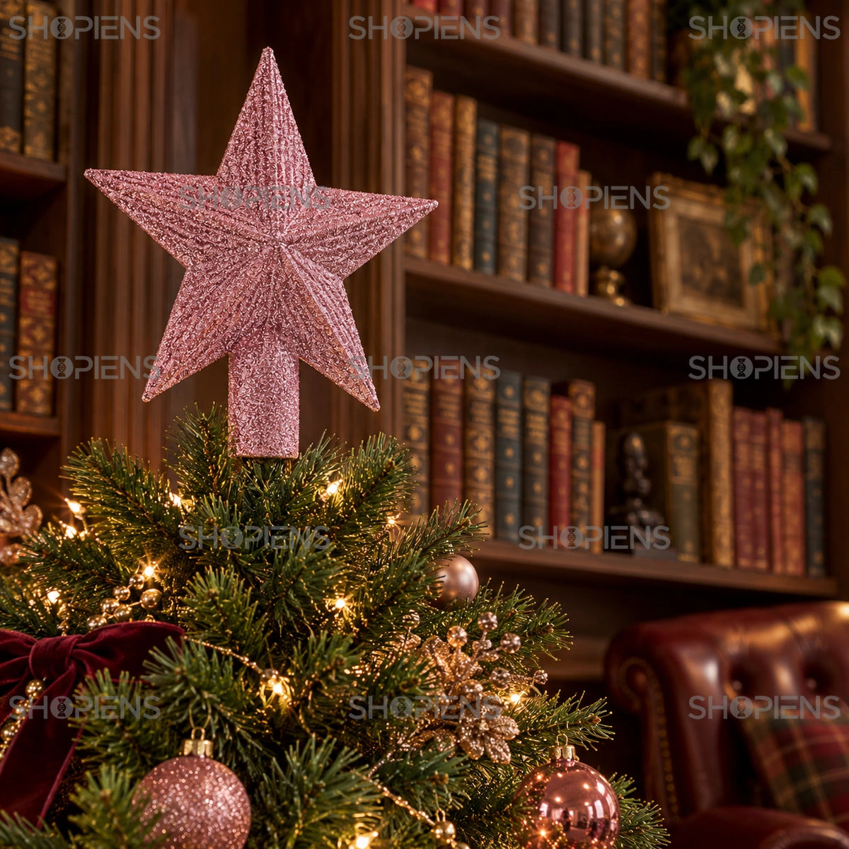 Stea roz cu glitter pentru vârful bradului, 15 cm în vârful unui brad, fotografiată de jos într-o bibliotecă | Shopiens®