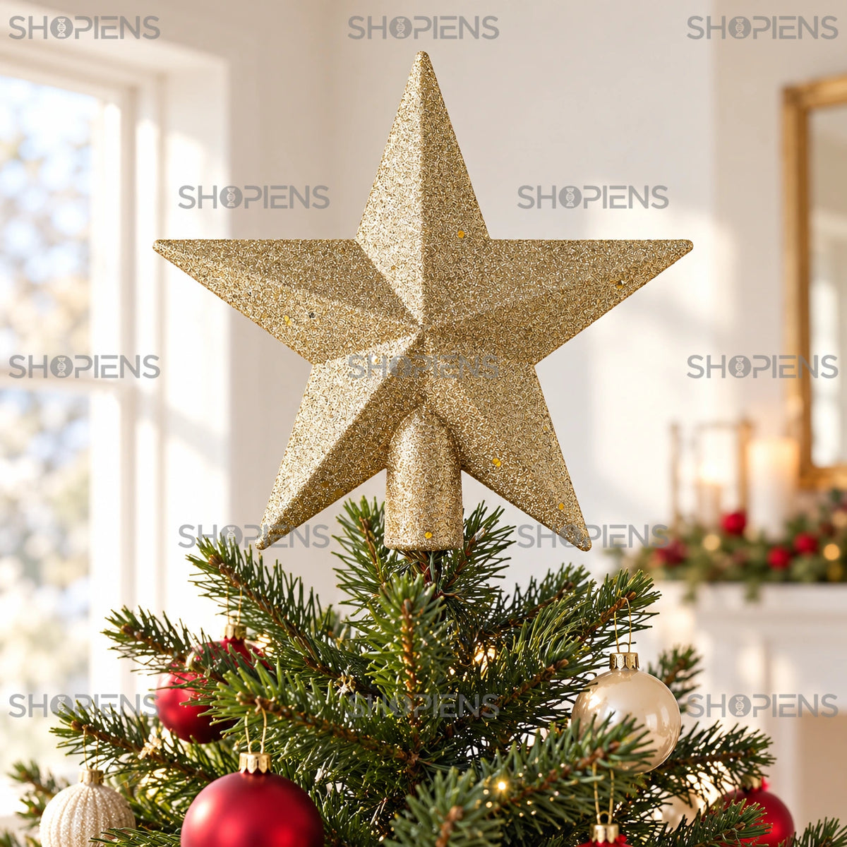 Stea șampanie cu paiete pentru vârful bradului, 20 cm în vârful unui brad verde, într-un living luminos | Shopiens®