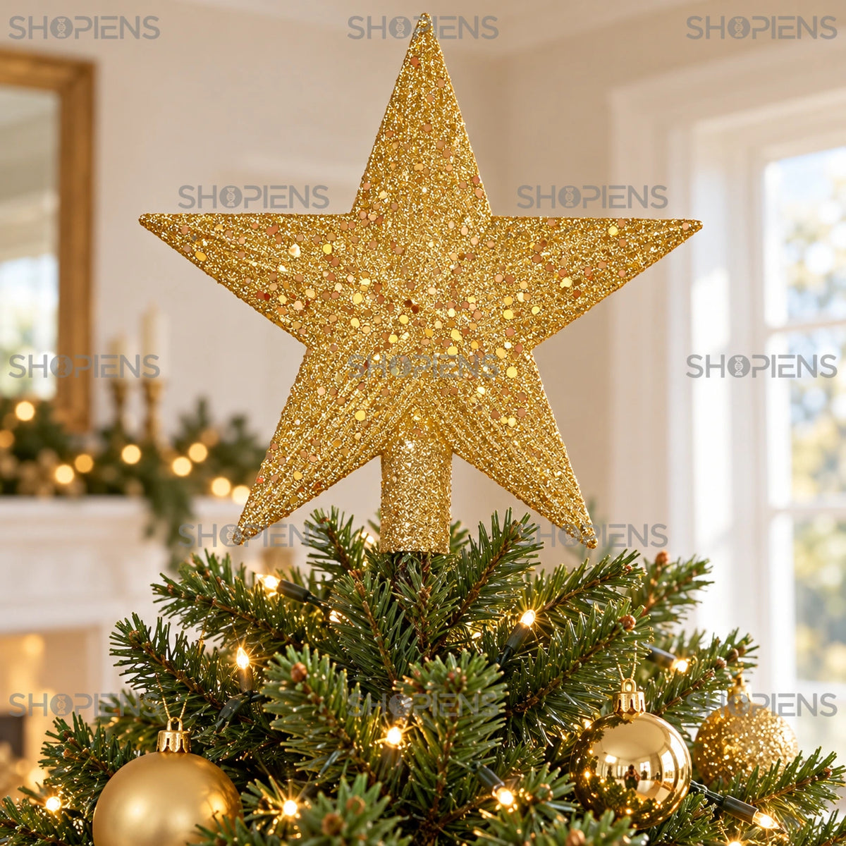 Stea aurie pentru vârful bradului cu paiete, 22 cm în vârful unui brad verde, într-un living luminos | Shopiens®