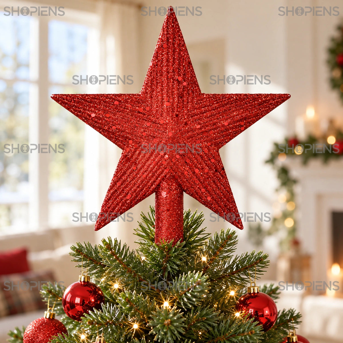 Stea roșie pentru vârful bradului cu paiete, 22 cm în vârful unui brad verde, într-un living luminos | Shopiens®