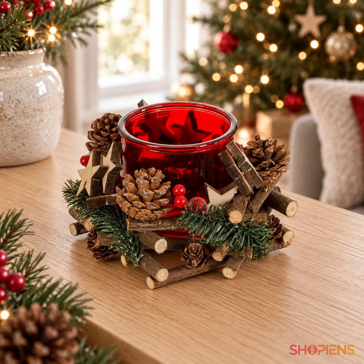 Suport de lumânare cu pin, conuri și stele, 18 cm în decor de Crăciun pe o comodă din lemn | Shopiens®