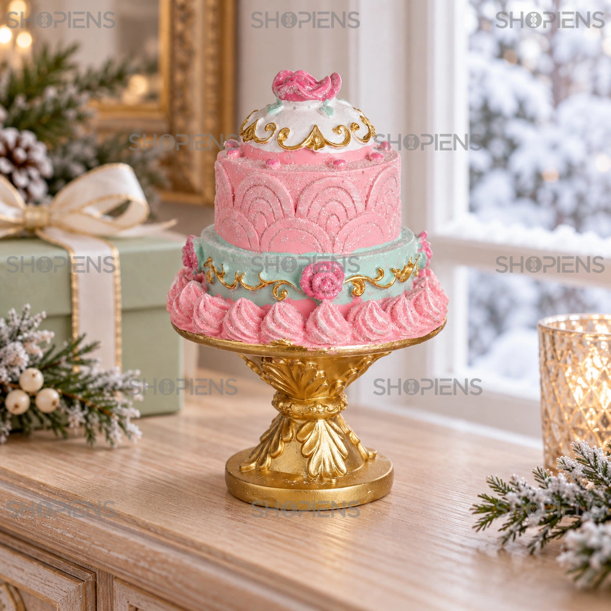 Tort ornamental pastel pe picior auriu, 17 cm într-un aranjament de iarnă lângă fereastră | Shopiens®