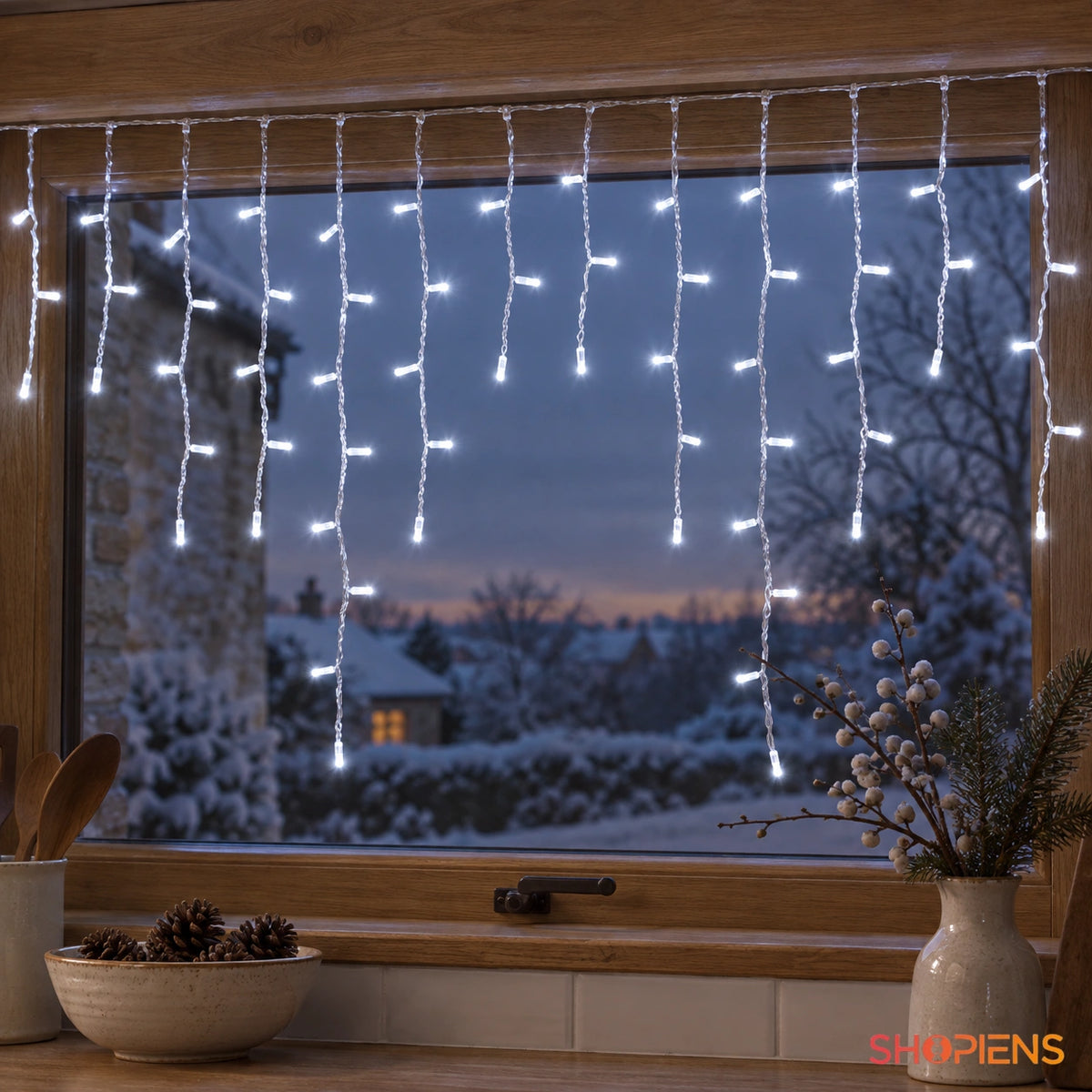 Perdea cu 100 LED-uri alb rece și cablu transparent, la o fereastră de bucătărie din lemn | Shopiens®