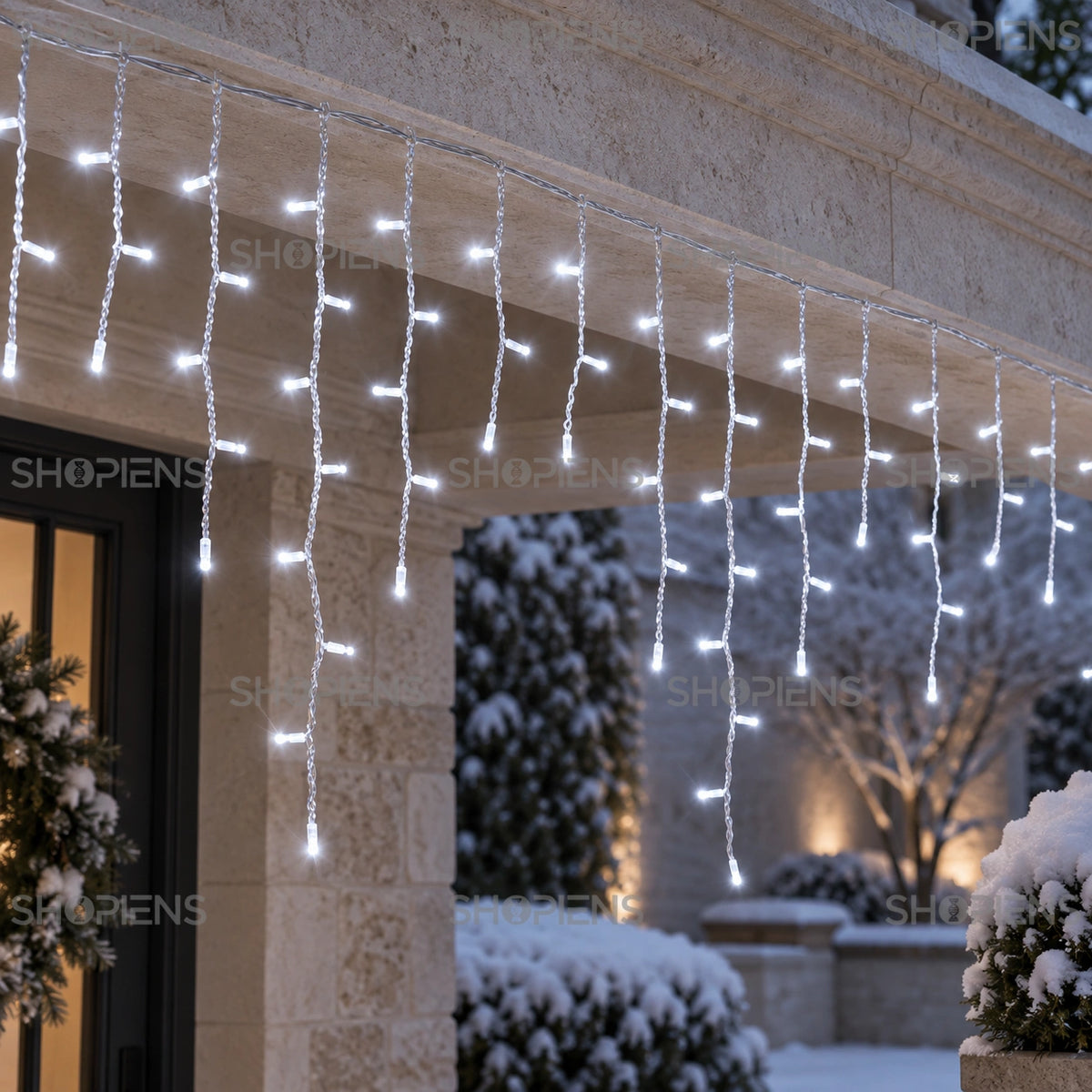 Perdea cu 100 LED-uri alb rece și cablu transparent, sub o intrare din piatră | Shopiens®