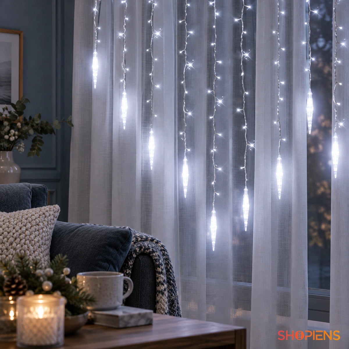 Țurțuri decorativi cu 152 LED-uri alb rece și efect flash, 3 m, detaliu într-un living albastru | Shopiens®