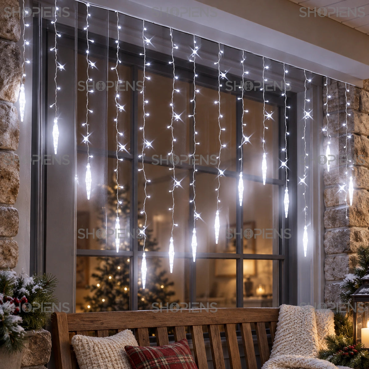 Țurțuri decorativi cu 152 LED-uri alb rece și efect flash, 3 m, detaliu pe o verandă din piatră | Shopiens®