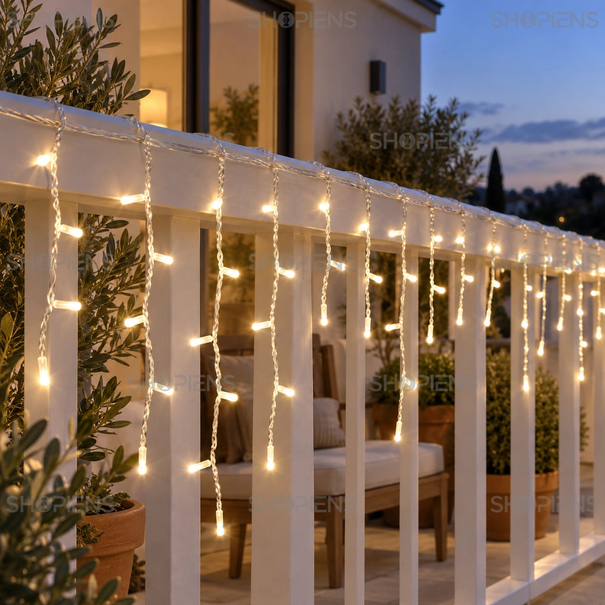 Țurțuri cu 200 LED-uri alb cald și cablu transparent, pe balustrada albă a unui balcon | Shopiens®
