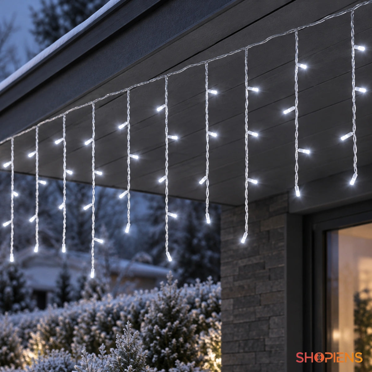 Perdea cu 288 LED-uri alb rece și cablu transparent, sub o copertină modernă | Shopiens®
