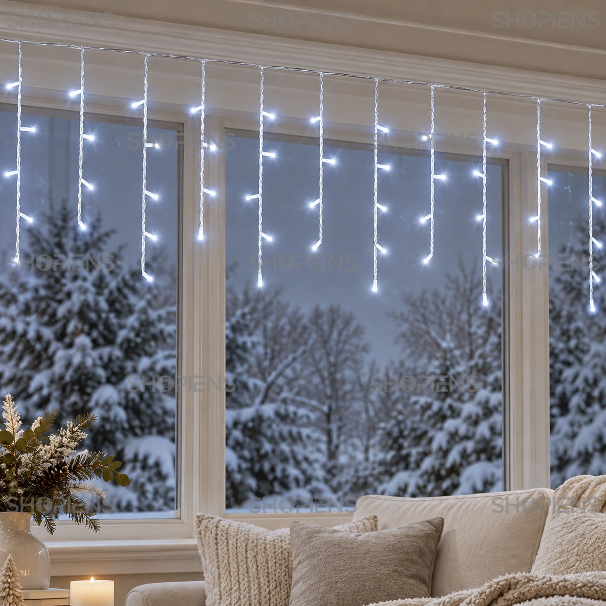 Perdea cu 288 LED-uri alb rece și cablu transparent, la fereastra unui living crem | Shopiens®