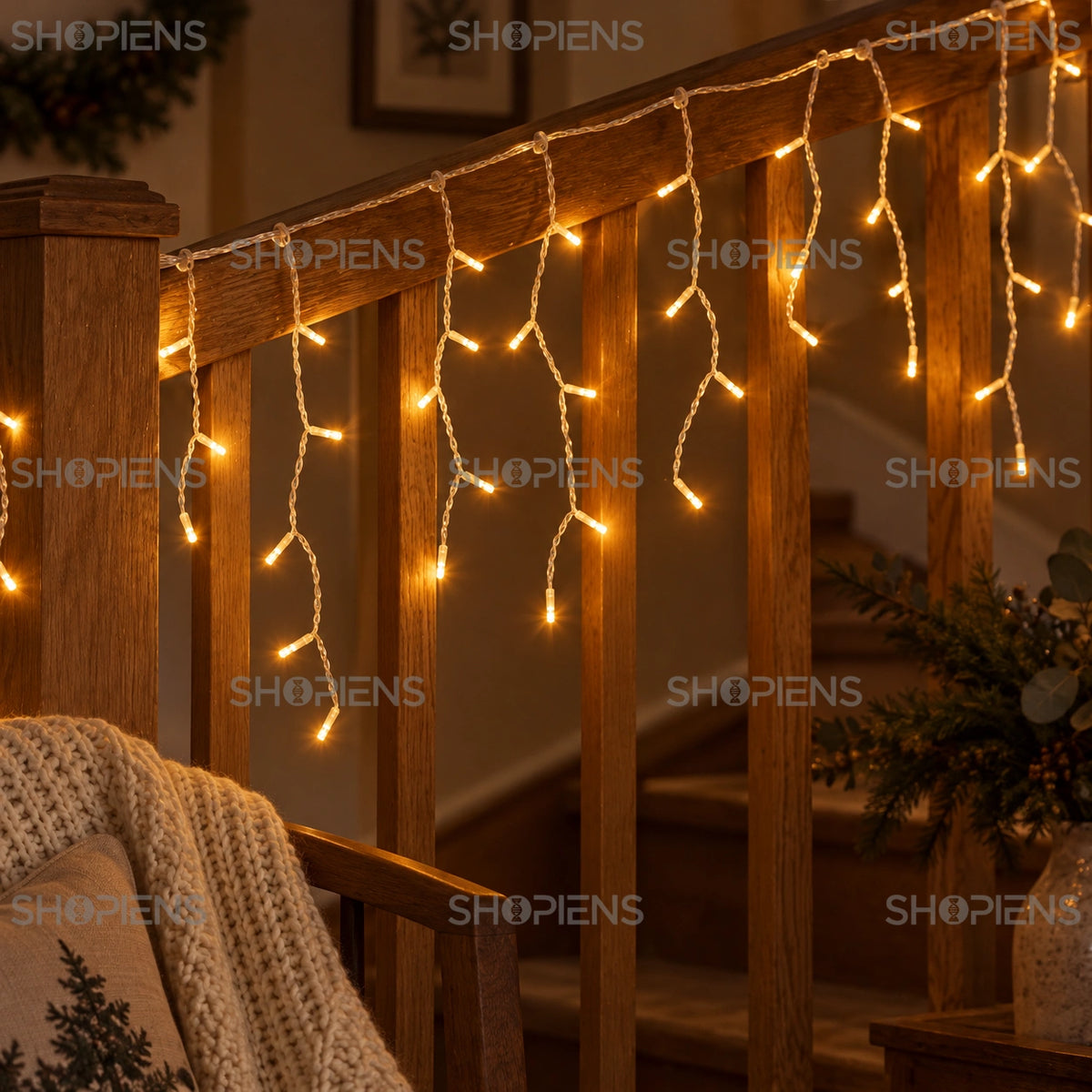 Perdea cu 288 LED-uri alb extra cald și cablu transparent, pe balustrada unei scări | Shopiens®