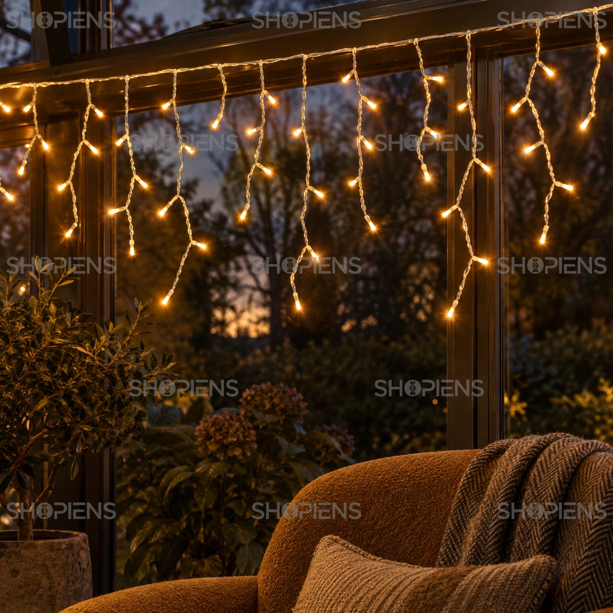 Perdea cu 288 LED-uri alb extra cald și cablu transparent, la fereastra unei verande închise | Shopiens®