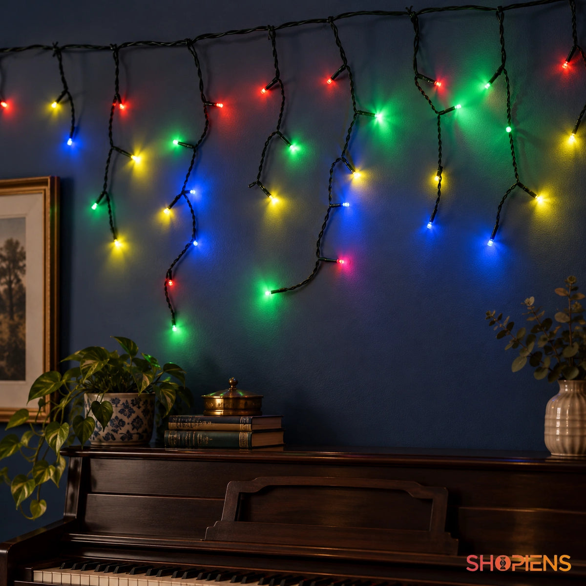 Perdea cu 288 LED-uri multicolore și cablu verde închis, deasupra unui pian | Shopiens®