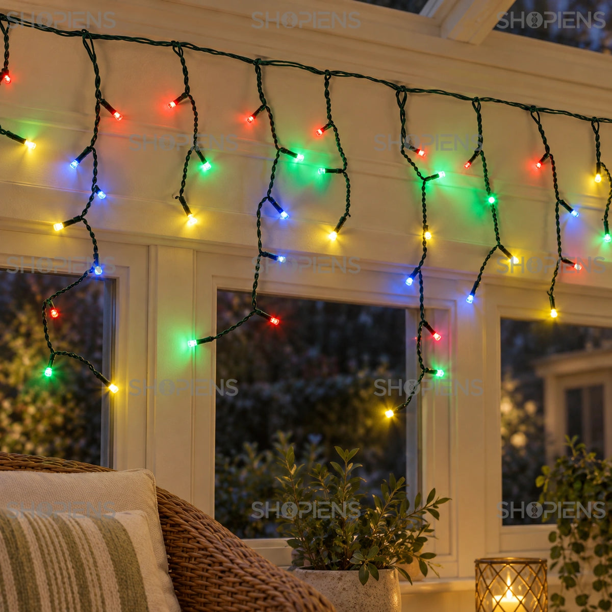 Perdea cu 288 LED-uri multicolore și cablu verde închis, într-o cameră luminoasă crem | Shopiens®