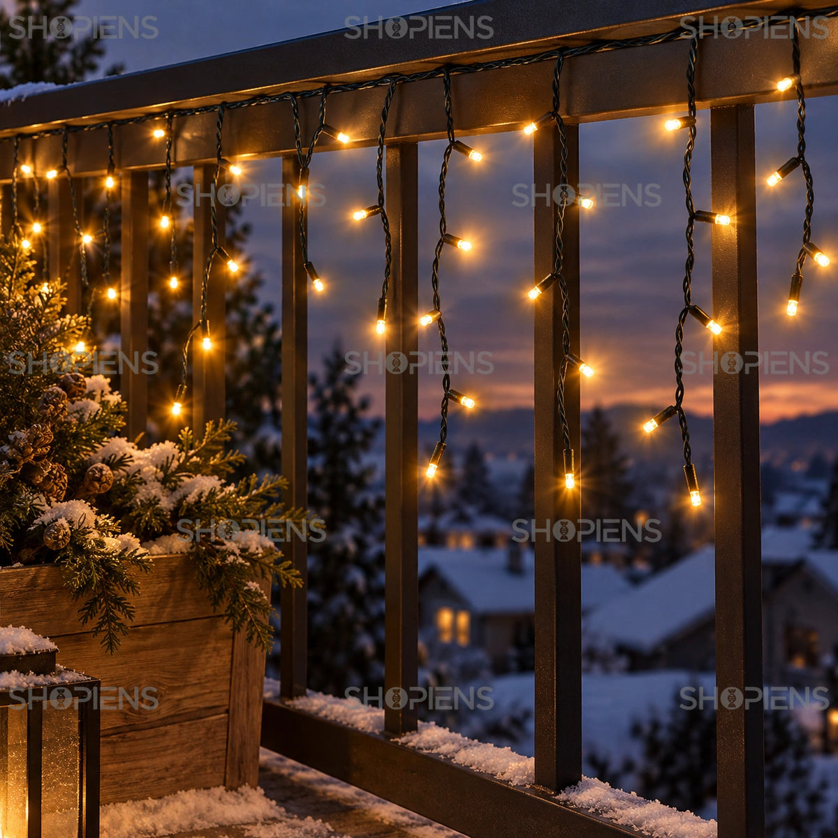 Perdea cu 500 LED-uri alb extra cald și cablu verde, pe balustrada unui balcon | Shopiens®